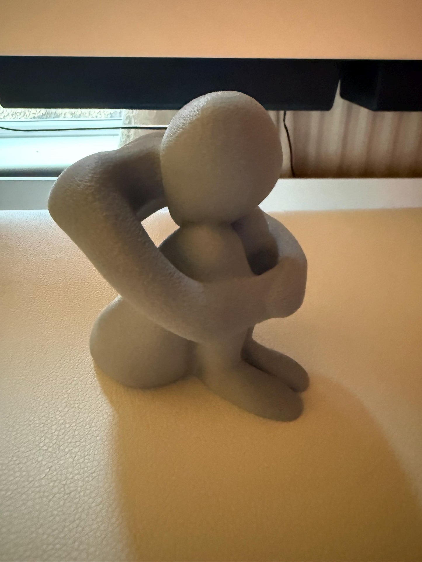 Minimalist Embrace Sculpture – 3D Printed Neutral Figurine