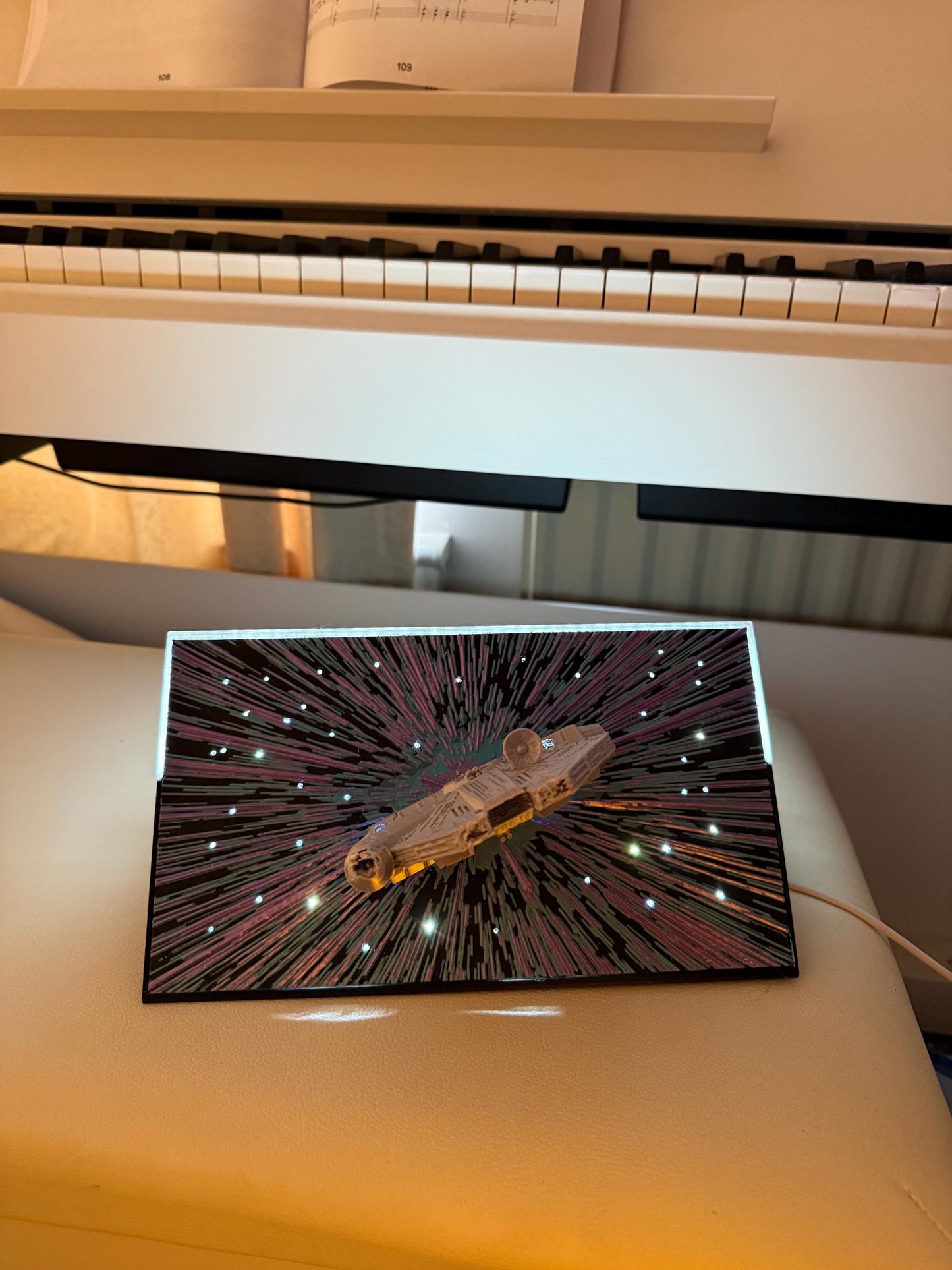 3D Printed Spaceship Lamp – Sci-Fi Hyperdrive Light with Starfield Effect, Unique Geeky Home Decor, Gift for Space Lovers, falcon