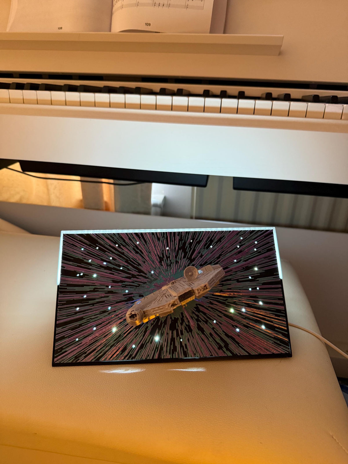 3D Printed Spaceship Lamp – Sci-Fi Hyperdrive Light with Starfield Effect, Unique Geeky Home Decor, Gift for Space Lovers, falcon