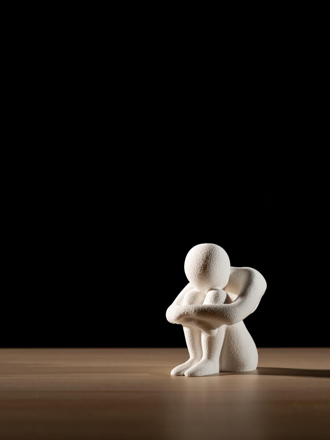 Minimalist Embrace Sculpture – 3D Printed Neutral Figurine